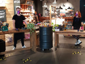 Lush im Centro in Oberhausen: Beratung mit Abstand und Mundschutz, wo früher Riechen, Tasten und Testen angesagt waren. 