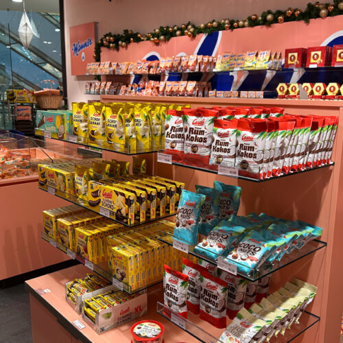 Regalpräsentation mit Manner-Klassikern in verschiedenen Geschmacksrichtungen