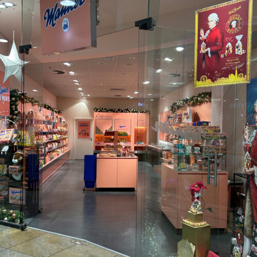 Der Shop ist montags bis samstags von 10:00 bis 20:00 Uhr geöffnet und sonntags geschlossen.