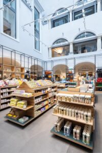 Eine Stromschienenabhängung im 17 Meter hohen Innenhof mit Glasdach setzt die Mittelraummöbel gezielt mit Licht in Szene.