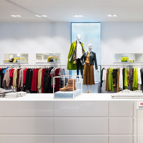 Helle Farben prägen das Interieur.