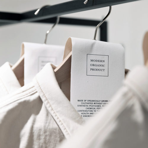 Zum Launch der Spring/Summer 2020 Kampagne präsentiert der Concept Store ausschließlich Mode aus Baumwolle aus kontrolliert biologischer Landwirtschaft. 
