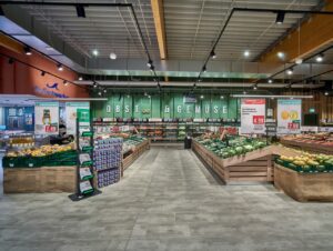 In der Obst- und Gemüseabteilung gibt es neben heimischen und saisonalen Produkten exotische Früchte