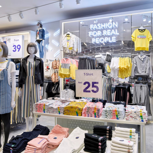 Weiß und Grau dominieren das Store-Design