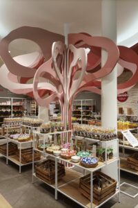Hingucker: Den Mittelpunkt des Marzipan-Stores von Mest bildet eine vier Meter hohe Mandelbaum-Installation.