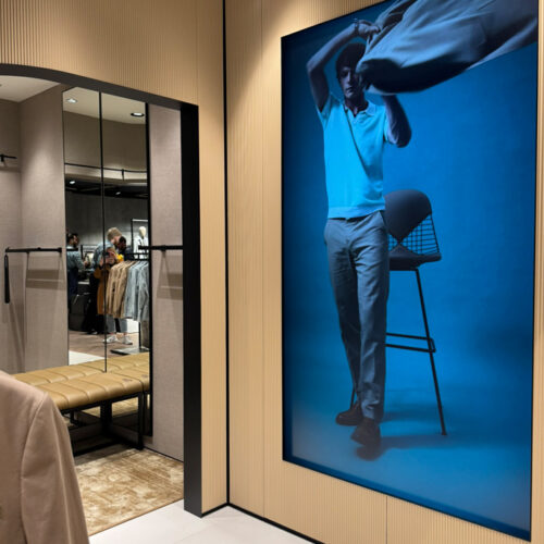 Digitale Bildschirme präsentieren die Looks im Store