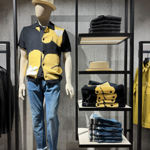 Komplette Outfits stehen im Mittelpunkt der Warenpräsentation.