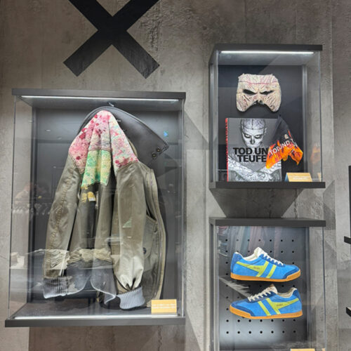 Vitrinen zeigen Highlight-Produkte und Kollaborationen.