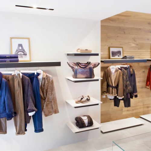 Warmes, übersichtlich gestaltetes Interieur