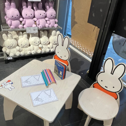 Spieltisch mit Malangebot im Miffy-Look