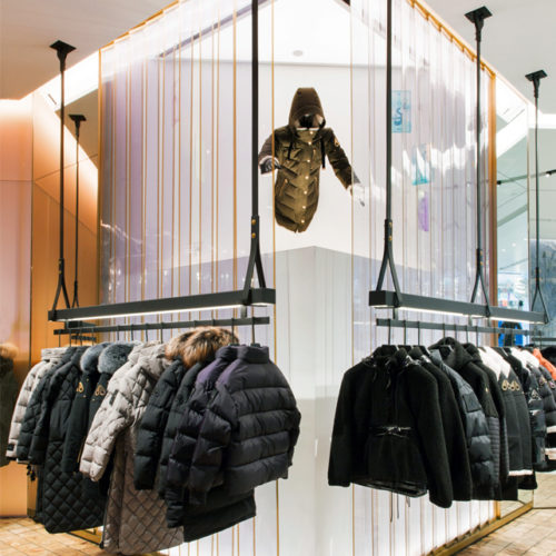 Einzelne markante Jacken aus der Kollektion werden optisch hervorgehoben. 
