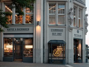 Die Sichtbarkeit im Stadtbild wurde durch die Vergrößerung der Schaufensterflächen verbessert.