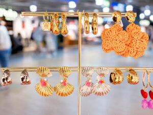 Wasserfester Schmuck, Lifestyle-Geschenke und Fashion-Accessoires für unterwegs sind im Sortiment