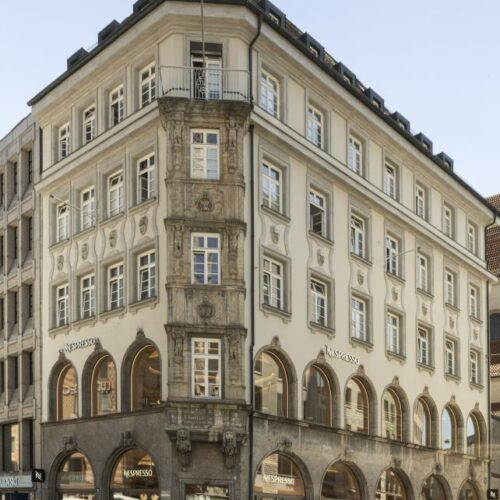 Nespresso House am Marienplatz in München: Über ein Fenster zum Marienplatz erhalten Kund:innen ihren Kaffee auch „to go“ 