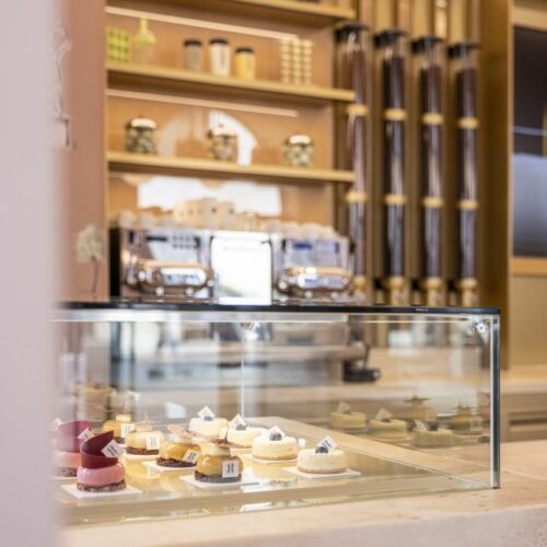 Gemeinsam mit der Münchener Illustratorin Kera Till und der Patisserie-Expertin Alexa von Harder wurden exklusive Editionen und kulinarische Angebote entwickelt, die ausschließlich im Nespresso House erhältlich sind. 