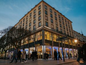 Der Store an der Schloßstraße 1 erstreckt sich über rd. 1.800 qm auf zwei Etagen.