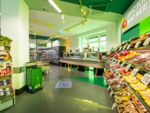 Auf 212 qm werden im neuen Markt mehr als 2.700 veganen Produkte von rund 300 Marken geführt.