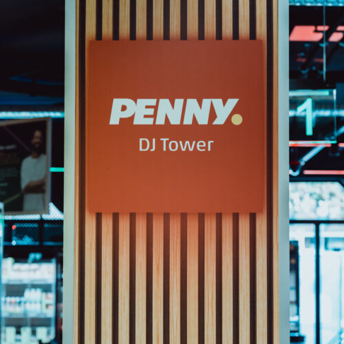 Eine kleine Version des Penny-DJ-Towers, bekannt vom Parookaville-Markt des Discounters, steht bereit