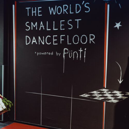 Im Kassenbereich wartet ein Mini-Dancefloor auf die Kund:innen