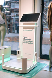 An der FootBalance-Station können Kund:innen ihre Fußform digital vermessen lassen
