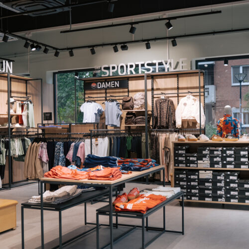 Im Bereich "Sportstyle" werden Bekleidung und Sneaker verschiedener Marken präsentiert