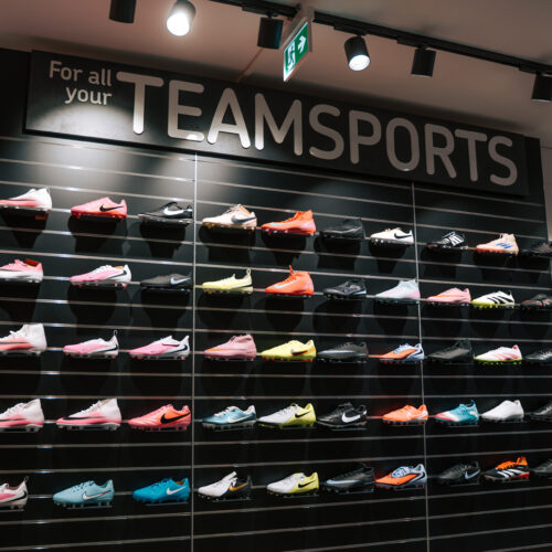 Die "Teamsports"-Wand präsentiert Fußballschuhe verschiedener Marken 