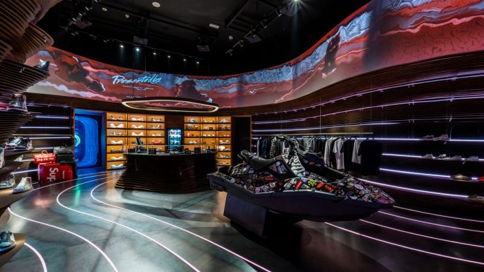 Der Flagship Store in Doha soll ein digitales Universum mit optischem Bezug zu Katars Sandwüsten schaffen.