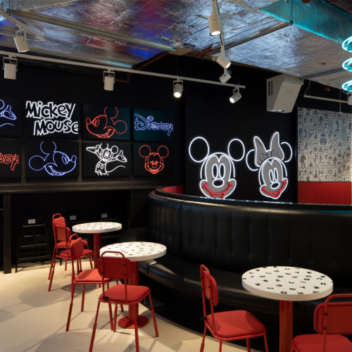 Mickey und Minnie dominieren das Café-Design