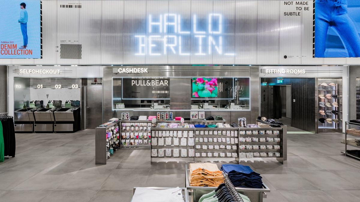 Pull & Bear mit futuristischem Image in Berlin | stores+shops