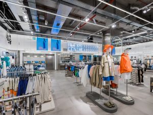 Kommuniziert wird im Store via Lichtleisten und Bildschirme.