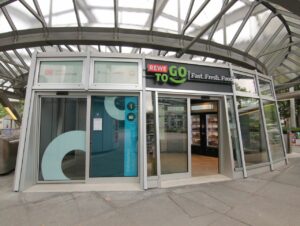 Rewe to go teilt sich das Gebäude mit der Deutschen Bahn.