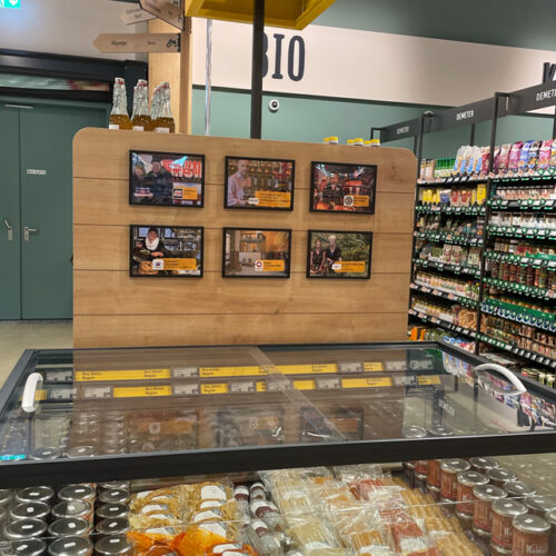 Ein digitales Instore-Display stellt die 20 lokalen Lieferanten des Marktes mit Kurzportraits vor