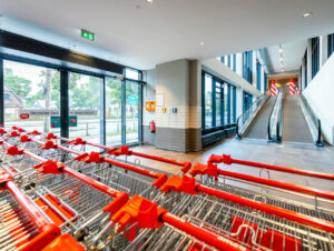 Über Rolltreppen und Aufzüge gelangt man in den Markt in der ersten Etage