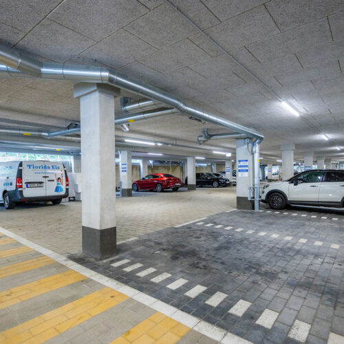 Im ebenerdigen Parkraum, wo sich 75 Stellplätze befinden, kann man deutlich sehen, dass das Gebäude auf Säulen steht