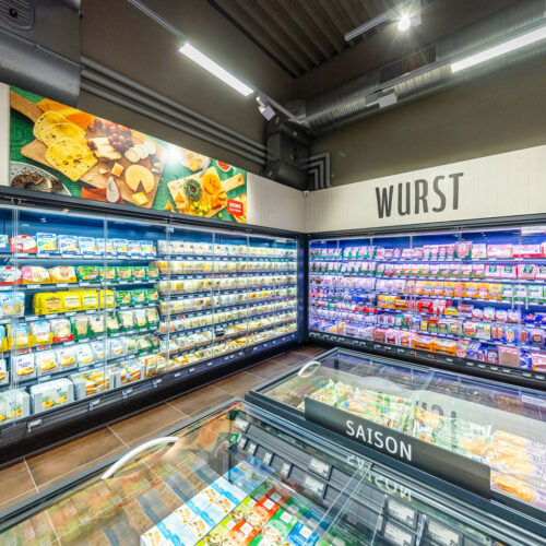 In die Regale und Truhen des knapp 1.800 qm großen Supermarkts passen rund 20.000 Artikel