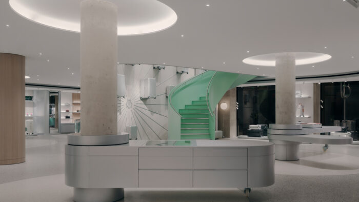 Mitten im Store führt eine breite Treppe im typischen Kölner Grünton in die zweite Etage