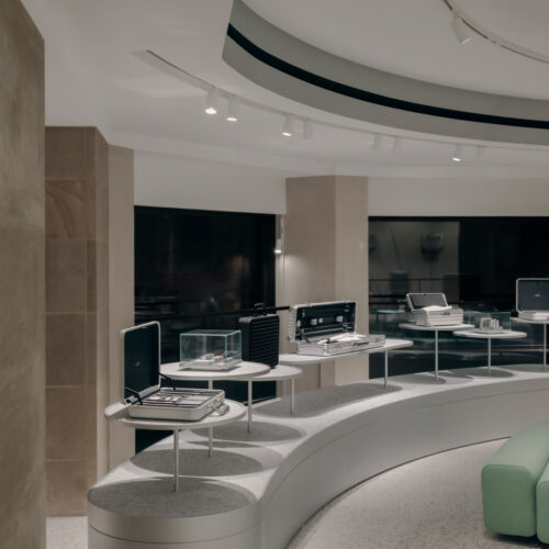 Im ersten Stock des Geschäftes sind edle Einzelstücke etwa zum Transport von Spielen wie Poker und Schach, Musikinstrumenten oder Uhren ausgestellt