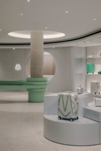 Anlässlich der Eröffnung gab es eine limitierte Sonderedition des silbernen „Original Cabin“-Koffers mit einem Monogramm in Brückengrün sowie gelaserten Koordinaten des Stores