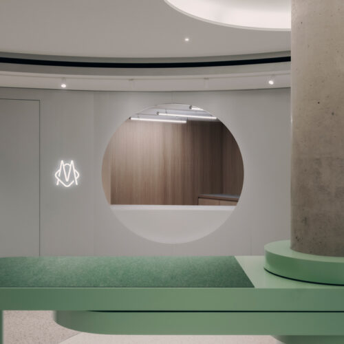 Geöffnet ist die Boutique montags bis freitags von 10:00 bis 19:00 Uhr sowie samstags von 10:00 bis 18:00 Uhr