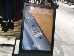 QR-Codes an den Ausstellungsstücken führen zum ausgewählten Modell im Online-Shop.