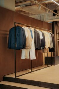 Die kuratierte Auswahl umfasst internationale Designerlabels wie Saint Laurent, Balenciaga und Valentino.