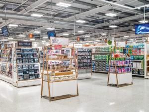 Die Sainsbury’s-Filiale im Selly Oak Shopping Park in der Nähe von Birmingham ist ein neues, experimentelles Format der Supermarktkette, das über das Angebot der Standardfilialen hinausgeht.