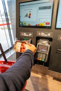 An der Self-Checkout-Kasse scannen Kund:innen ihre Artikel selbst und bezahlen bargeldlos mit EC- oder Kreditkarte.
