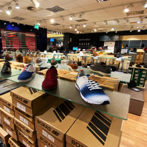 Bei Schuhplus in Hamburg gibt es Damenschuhe bis Größe 46 und Herrenschuhe bis Größe bis 54.
