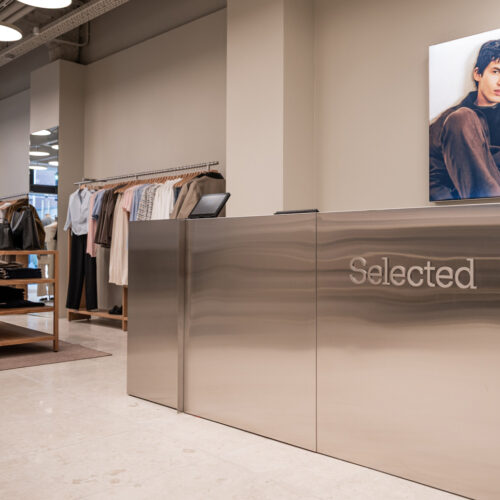 Kassentresen in gebürstetem Edelstahl mit integriertem Markenscreen