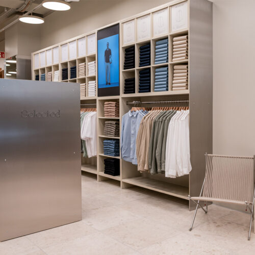 Die Essentials Area strukturiert Basics im Regalsystem; ein eingelassener Screen übernimmt die visuelle Kommunikation