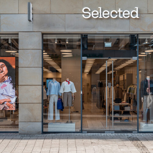  Fassade an der Ludgeristraße mit Window Screen im Schaufenster 