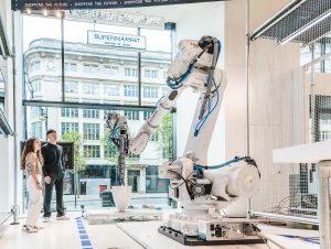 Der IRB 5700 der Schweizer Technologiefirma ABB druckt Gegenstände aus Meeresplastik.