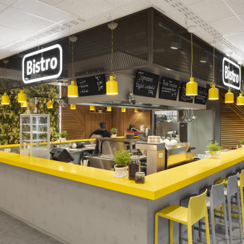 Das Bistro in leuchtendem Gelb