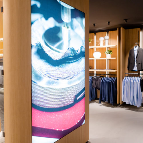 Screens auf der Ladenfläche animieren die Modekollektionen von Shaping New Tomorrow.